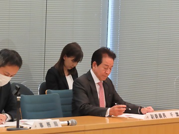 全国都道府県議会議長会の社会文教委員会にて調整を行う伊藤議長の様子