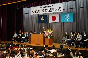 千葉県立保健医療大学卒業式にて祝辞を述べる佐野議長の様子