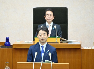 12月定例県議会開会を宣言する伊藤議長の様子