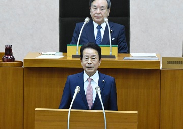 臨時県議会にて挨拶をする伊藤議長の様子