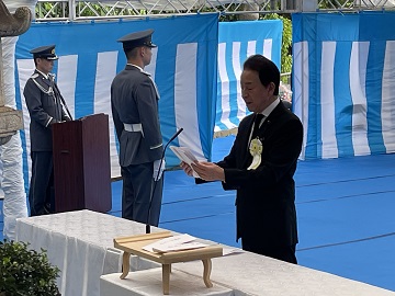 千葉県殉職警察職員・千葉県警察協力殉難者慰霊祭で追悼の言葉を述べる伊藤議長の様子