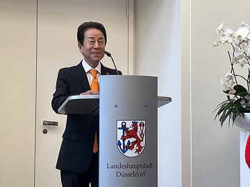 「姉妹提携５周年記念式典」であいさつをする伊藤議長の様子