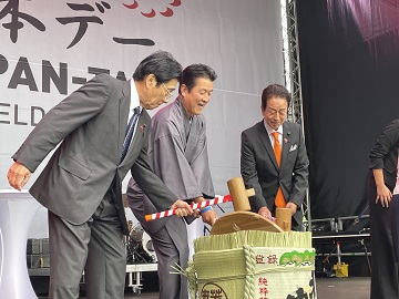「日本デー」開会式で鏡開きを行う伊藤議長の様子