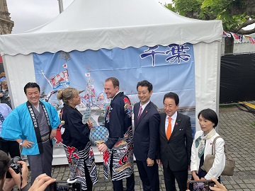 「日本デー」で各PRブースの視察を行う伊藤議長の様子