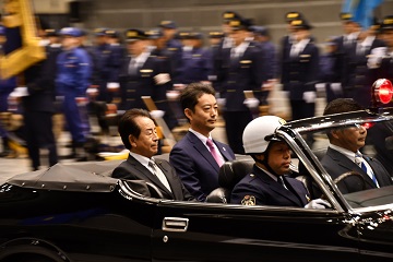 令和6年千葉県警察年頭視閲にて警察本部の行進に参列する伊藤議長の様子