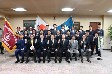 訪問された高校球児を激励する瀧田議長と實川副議長の様子