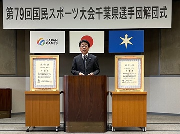 解団式にて挨拶をする武田議長の様子