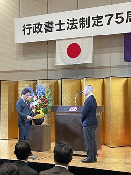 表彰する武田議長の様子