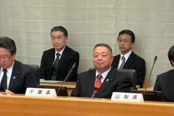 会議に出席する三沢副議長の様子