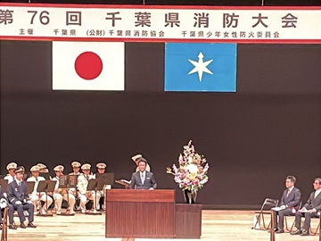 お祝いの言葉を述べる武田議長の様子