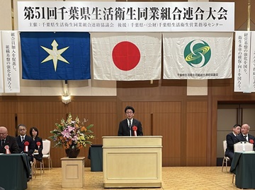 お祝いの言葉を述べる武田議長の様子