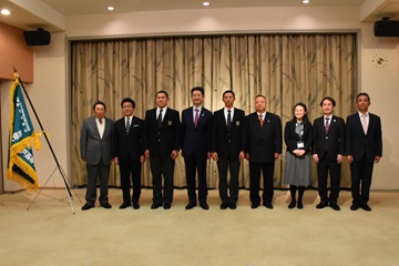 専修大学松戸高等学校のみなさんと記念撮影をする武田議長、三沢副議長の様子