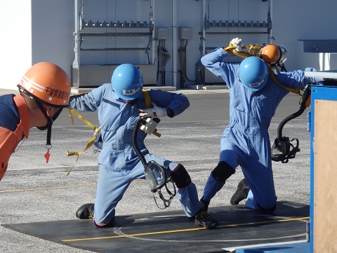 空気呼吸器を装着している写真