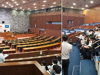 写真：県議会本会議場を職場見学
