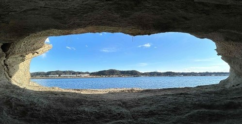 沖ノ島の洞窟の穴の写真