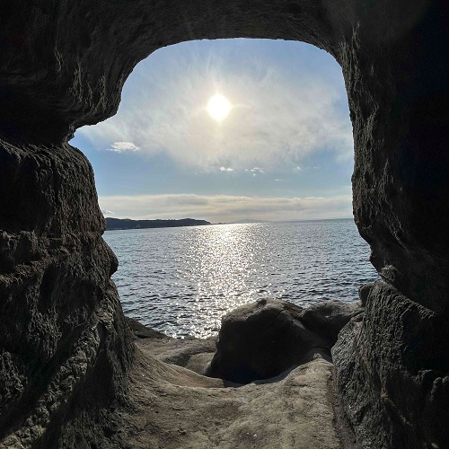 沖ノ島の洞窟の写真