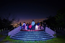 夜に空を見上げて観察している写真