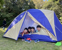 キャンプテントの中に子どもがいる写真