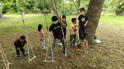 子どもたちが忍者修行をする様子