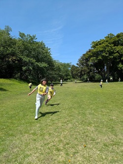 どろケイたいぶさ大会で走り回る人の写真