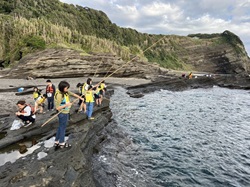 磯釣りをする子どもたちの写真