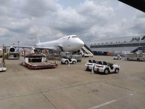 バス車内から撮影した飛行機の写真