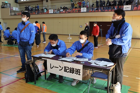 試合の記録をする大人たちの写真