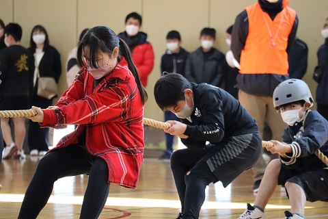 綱引きをする子どもたちの写真