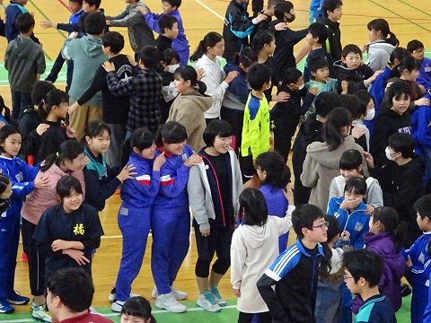 じゃんけん列車をする子供たちの写真