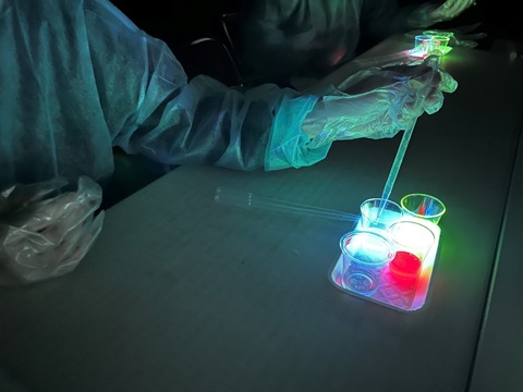 発光実験講座で液体を混ぜている様子