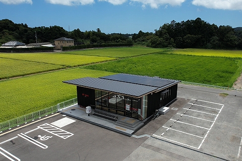 建物（郵便局）と田園風景