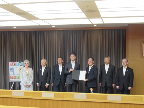 県内更生保護関係団体の長等からメッセージの伝達を受ける熊谷知事（5月12日）
