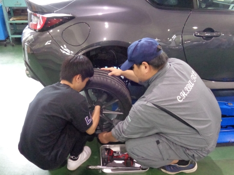 ミックスコースー自動車整備士体験の様子