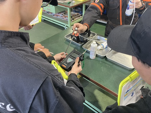 いすゞエルフ1 水素の漏れ点検