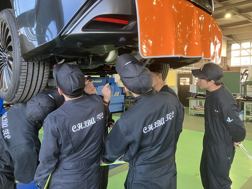 いすゞエルフ2 車両の下回り点検