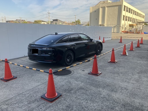 いすゞエルフ1 スマートフォンで車両を操作しています