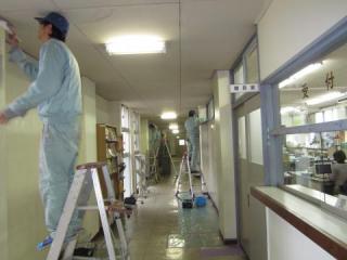 屋内塗装実習の様子