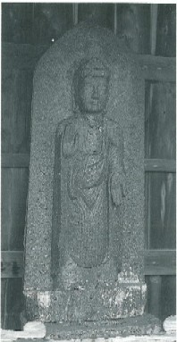 石造釈迦如来立像の写真