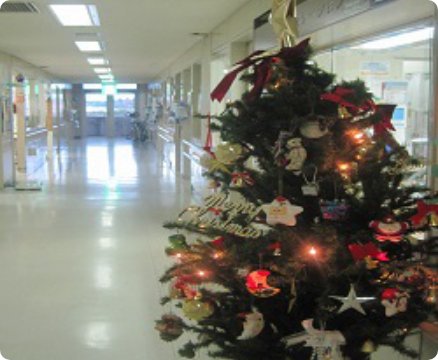 4階東病棟内のクリスマスツリーの写真