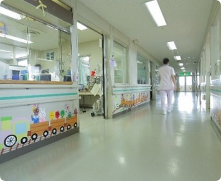 4階西病棟のナースステーションの写真