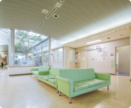 こども病院内の待合室の写真