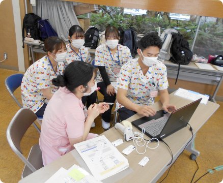 看護師への教育を実施している写真