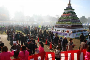 A view of the festival with rice shell mountains