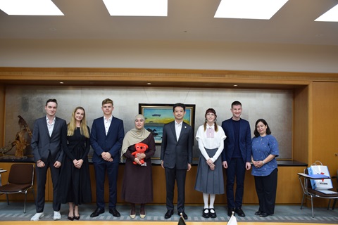 知事表敬の様子