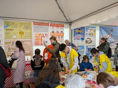 折り紙コーナーと海の文化・発酵に関する展示の様子