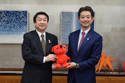 大使との記念品交換