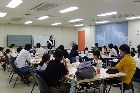 講師の説明を聞いている様子の写真