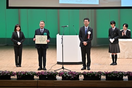 第36回全国「みどりの愛護」のつどい記念千葉県都市緑化功労者知事表彰代表受領　フラワーロード推進協議会会長（館山市）