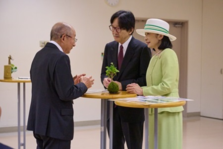 秋篠宮皇嗣同妃両殿下が功労者国土交通大臣表彰代表受領団体葛飾区緑化推進協力員会の会長と御懇談