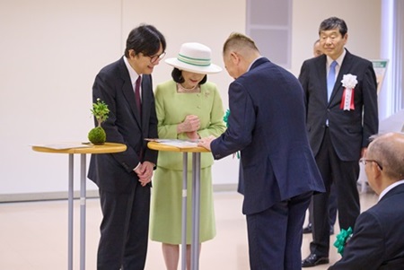 秋篠宮皇嗣同妃両殿下が千葉県都市緑化功労者知事表彰代表受領団体フラワーロード推進協議会会長と御懇談